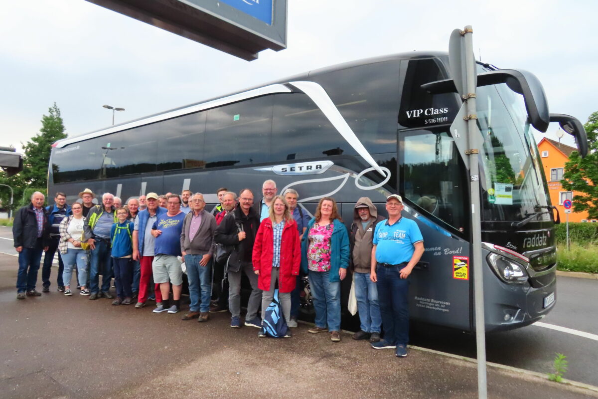 Reisegruppe vor dem Bus